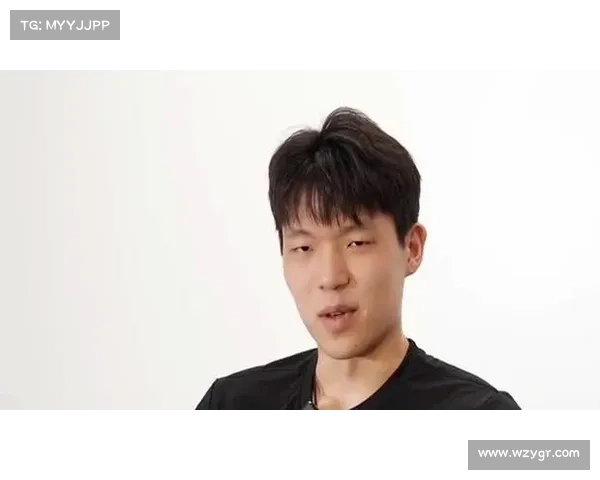 杨瀚森首秀前幽默调侃中国球迷观赛轻松心态笑称下饭娱乐感十足 杨瀚森首秀前幽默调侃中国球迷观赛轻松心态笑称下饭娱乐感十足